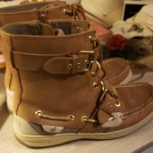 Pair of sperry high tops size 6